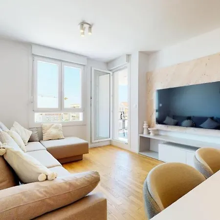 Luxury With Parking Apartment *